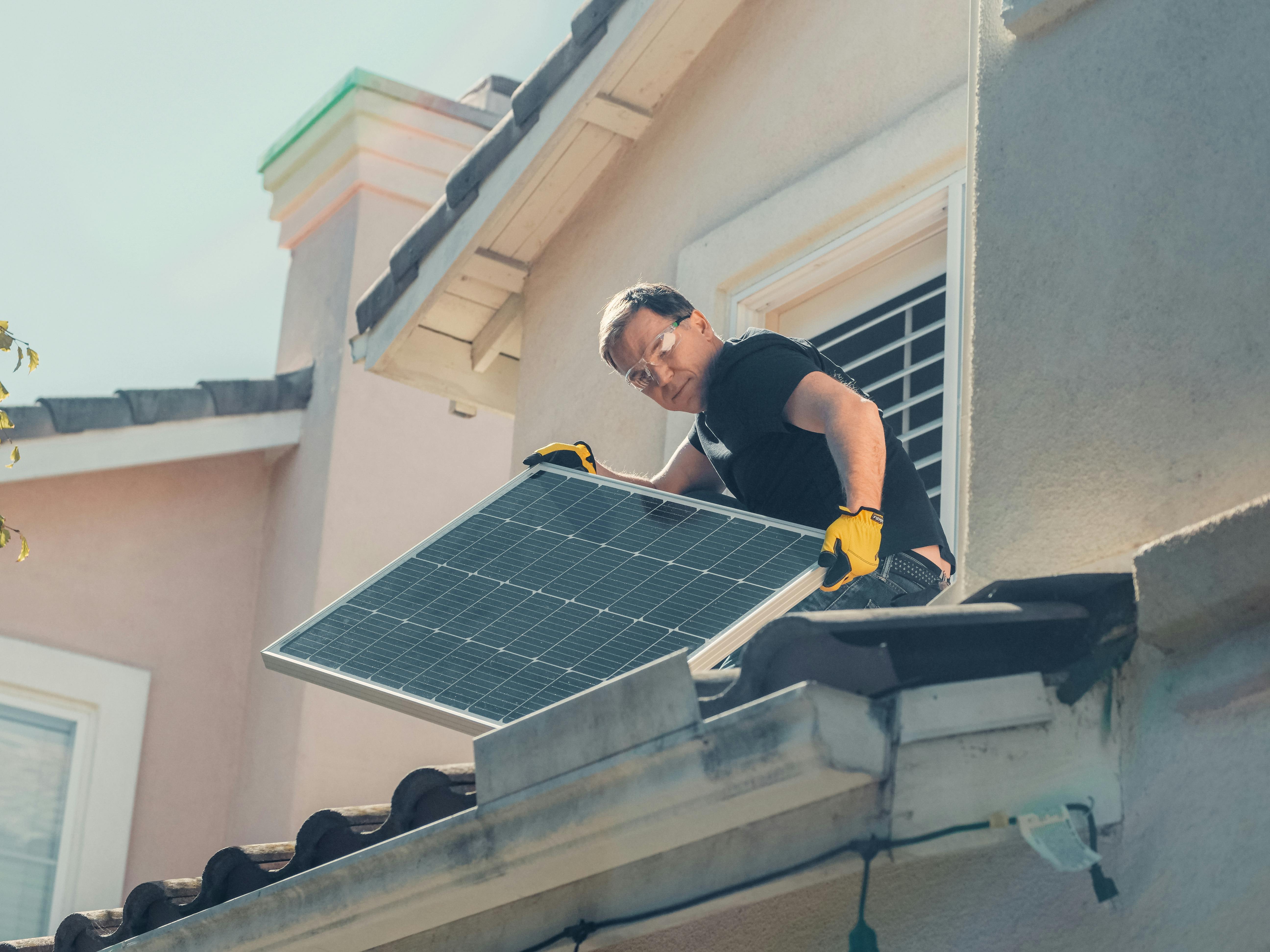 Solar panel installer
